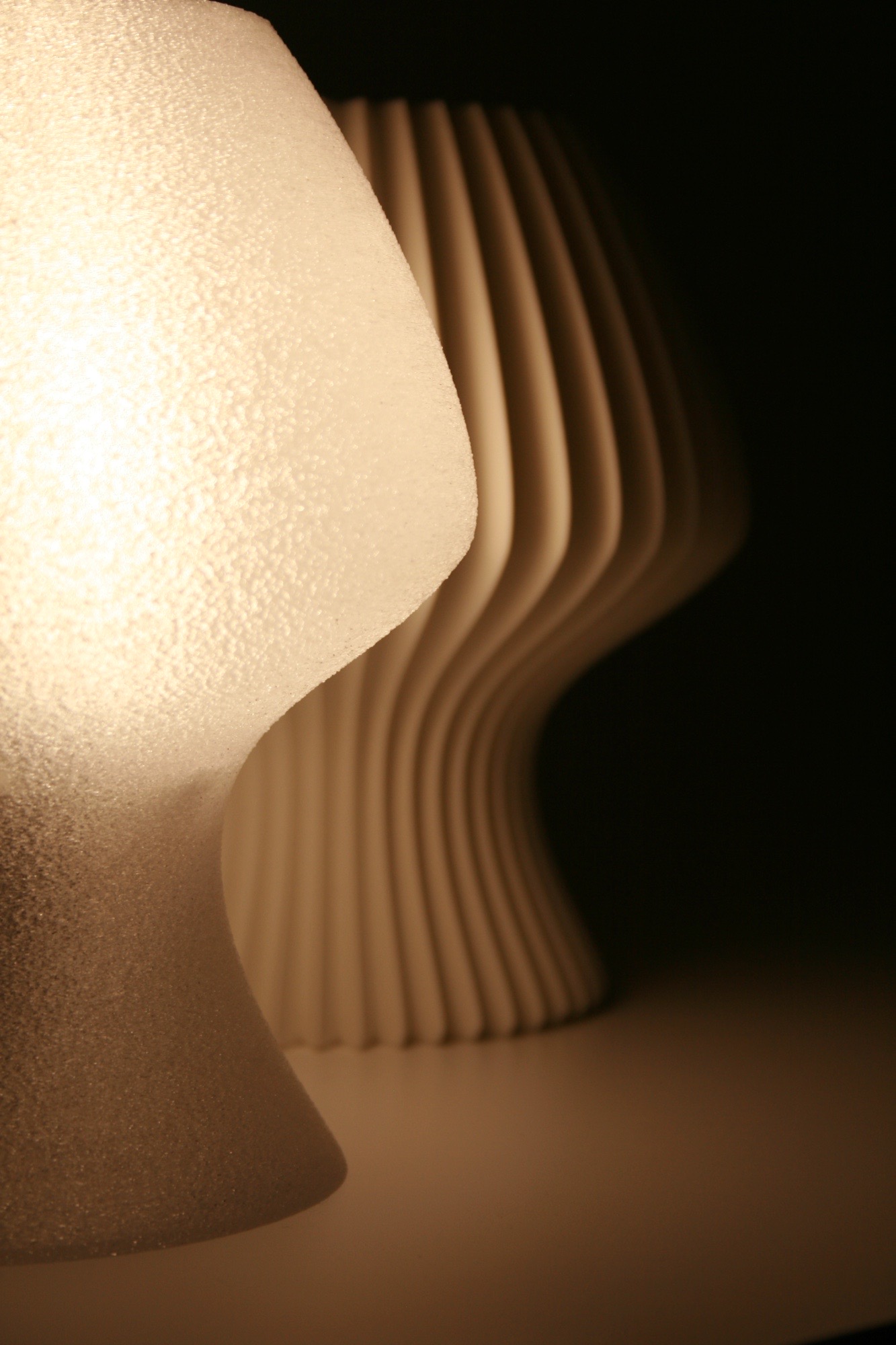 Современный подвесной светильник в уютной гостиной